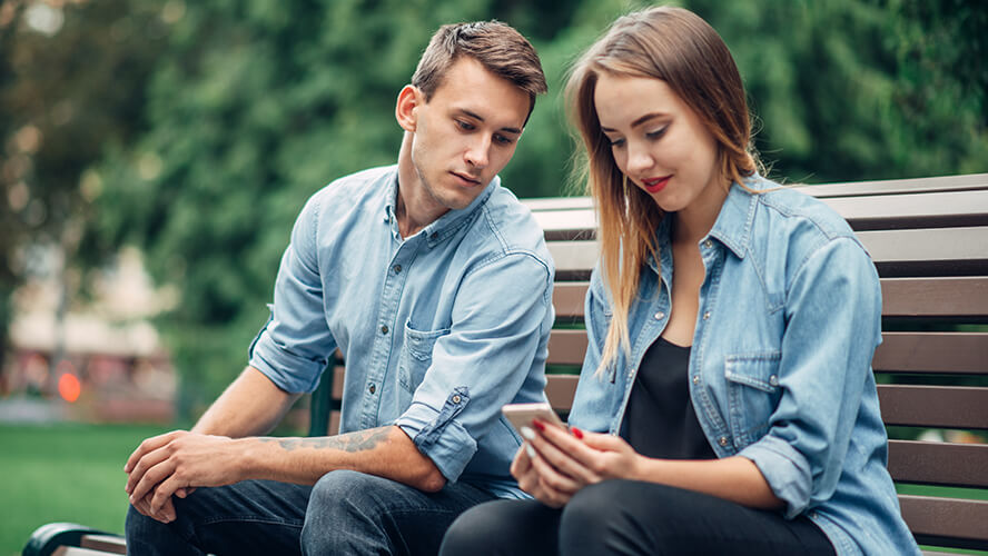 novio ve el telefono de su novia